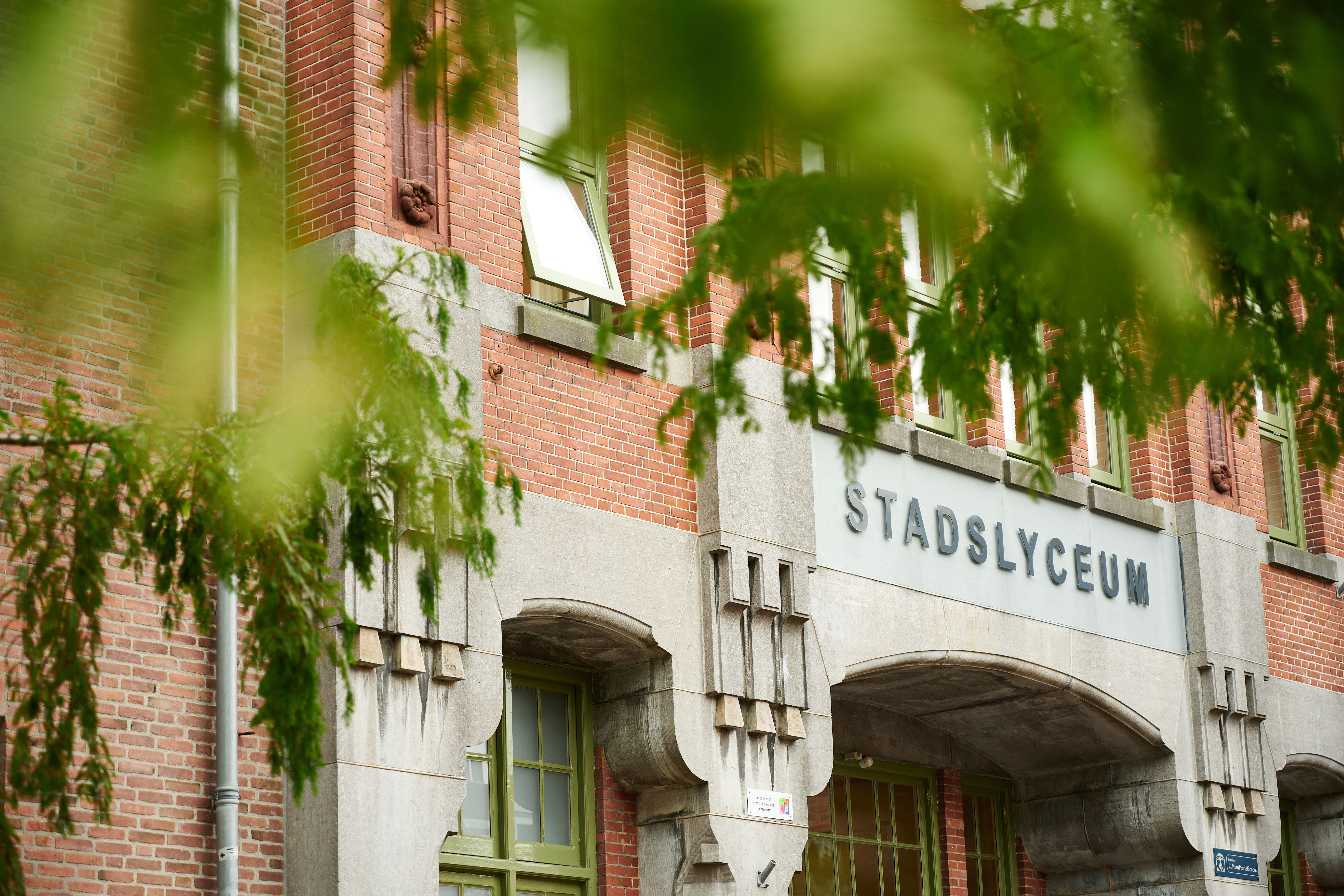 De gevel van het Stadslyceum.