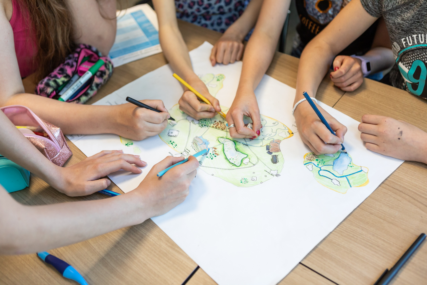 Leerlingen tekenen samen een landkaart.