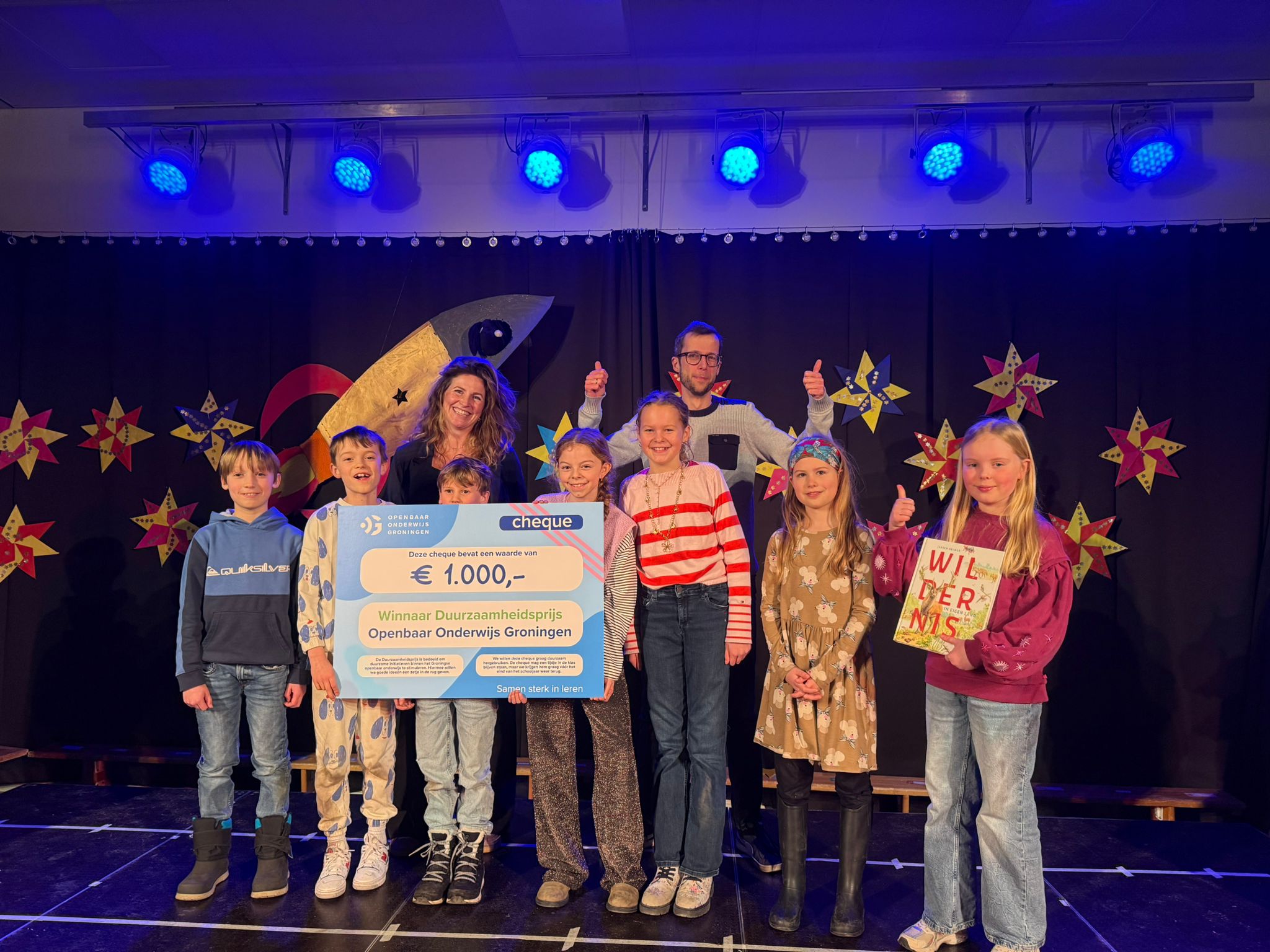 Het Eco-team van Joseph Haydn neemt de Duurzaamheidsprijs in ontvangst.