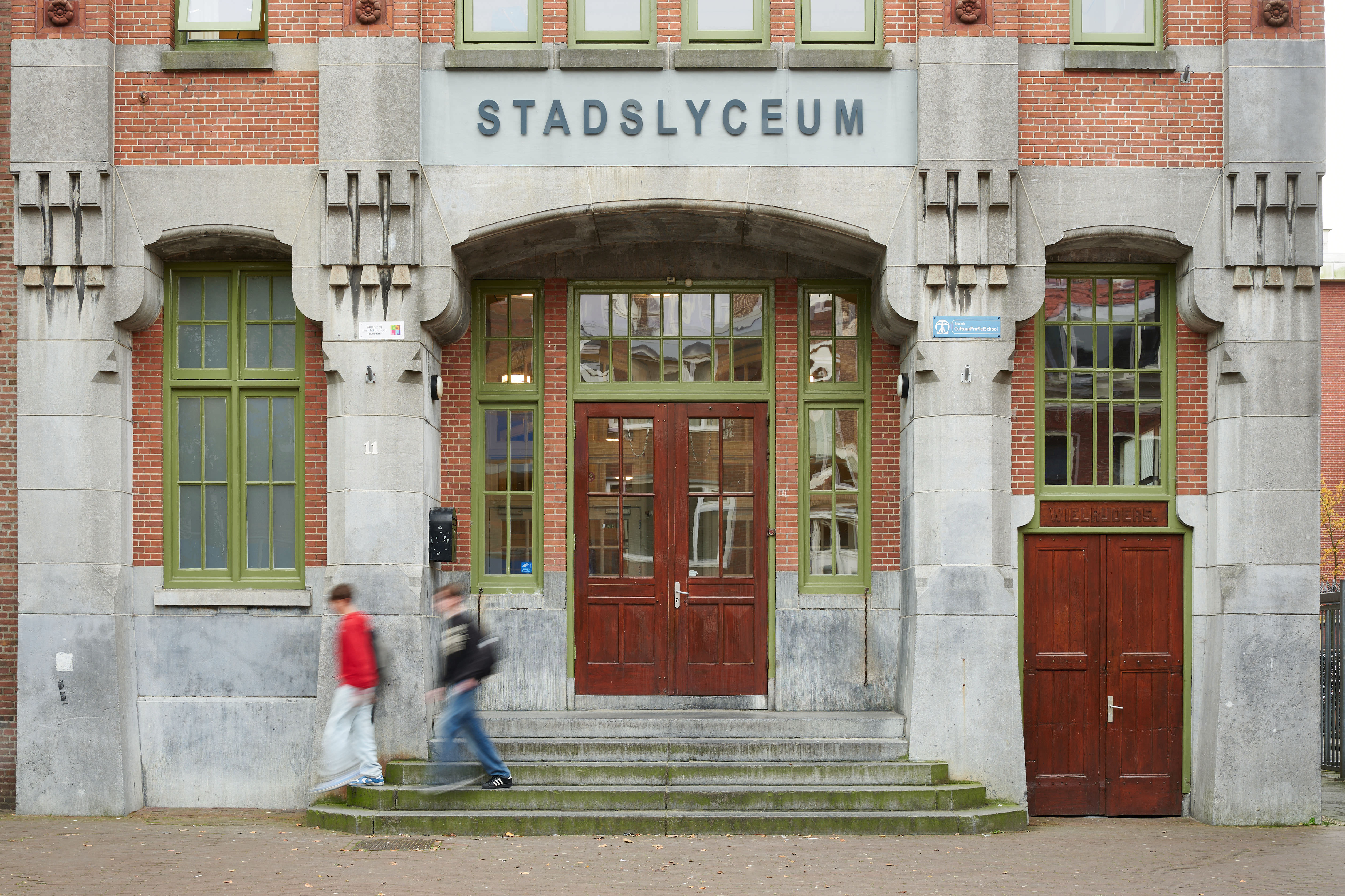 Voorgevel Stadslyceum met leerlingen