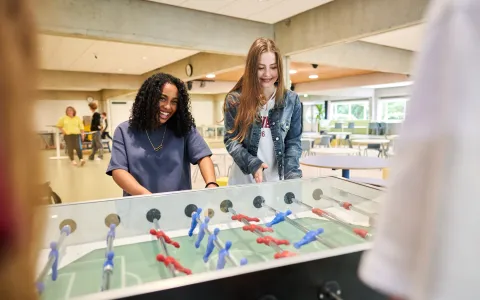 Leerlingen spelen tafelvoetbal.