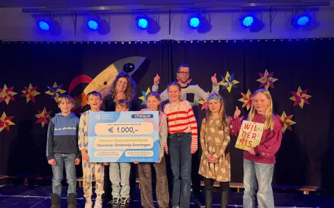 Het Eco-team van Joseph Haydn neemt de Duurzaamheidsprijs in ontvangst.