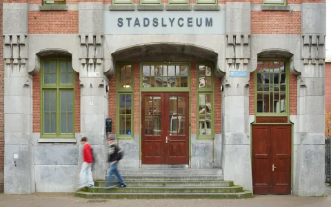 Voorgevel Stadslyceum met leerlingen