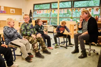 Leerlingen en leerkracht in klaslokaal van de W.A. van Lieflandschool.