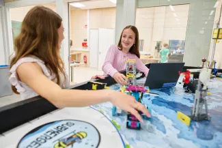 Twee leerlingen werken met technisch bouwwerk.