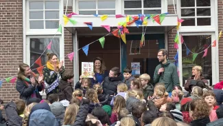De leerlingen van De Starter ontvangen een mooi boek over de natuur, als onderdeel van de Duurzaamheidsprijs.