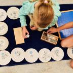 Twee leerlingen sorteren cijferkaartjes op bordjes.